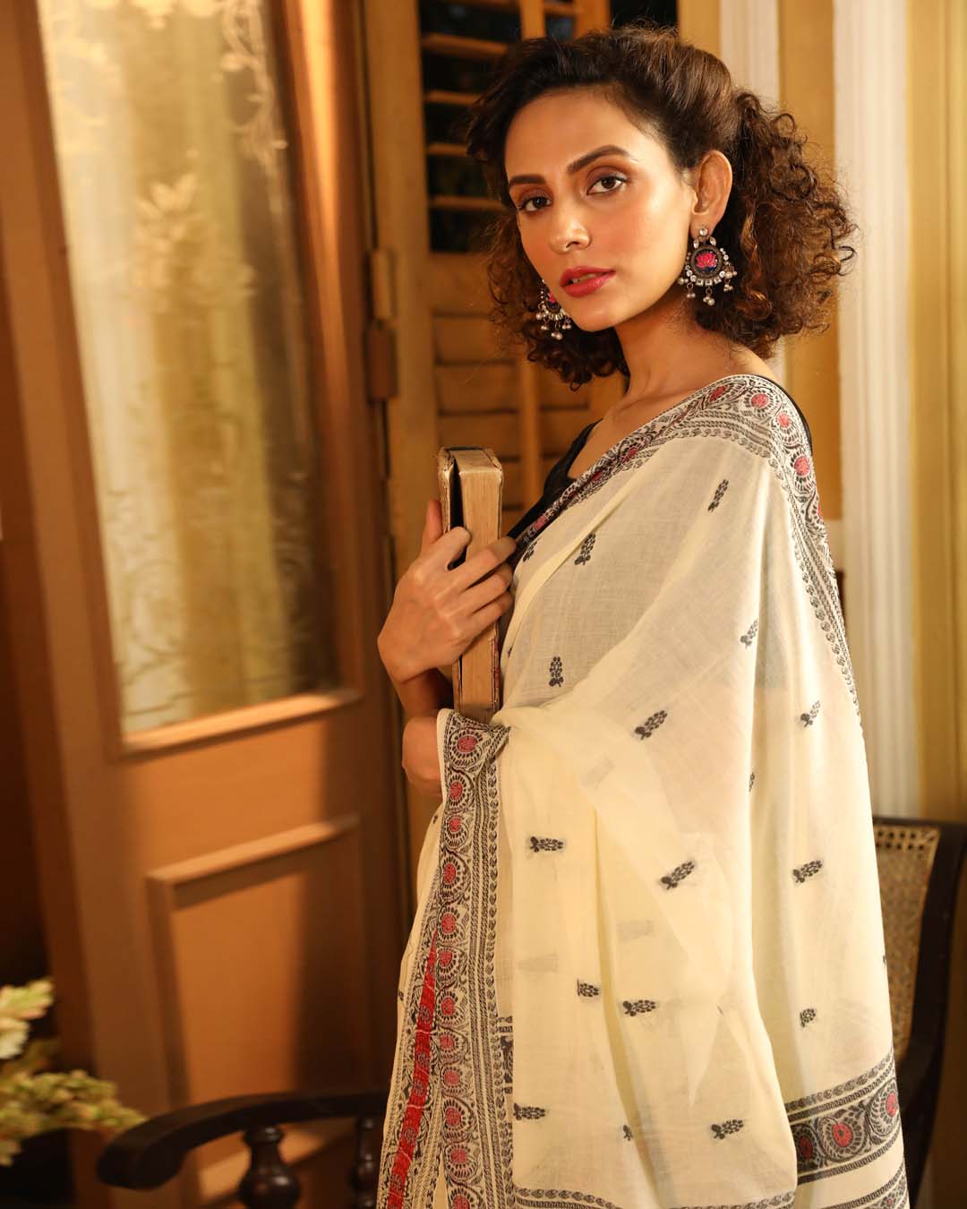 ETHEREAL WHITE (BENGAL HANDLOOM 100% PURE COTTON SAREE)