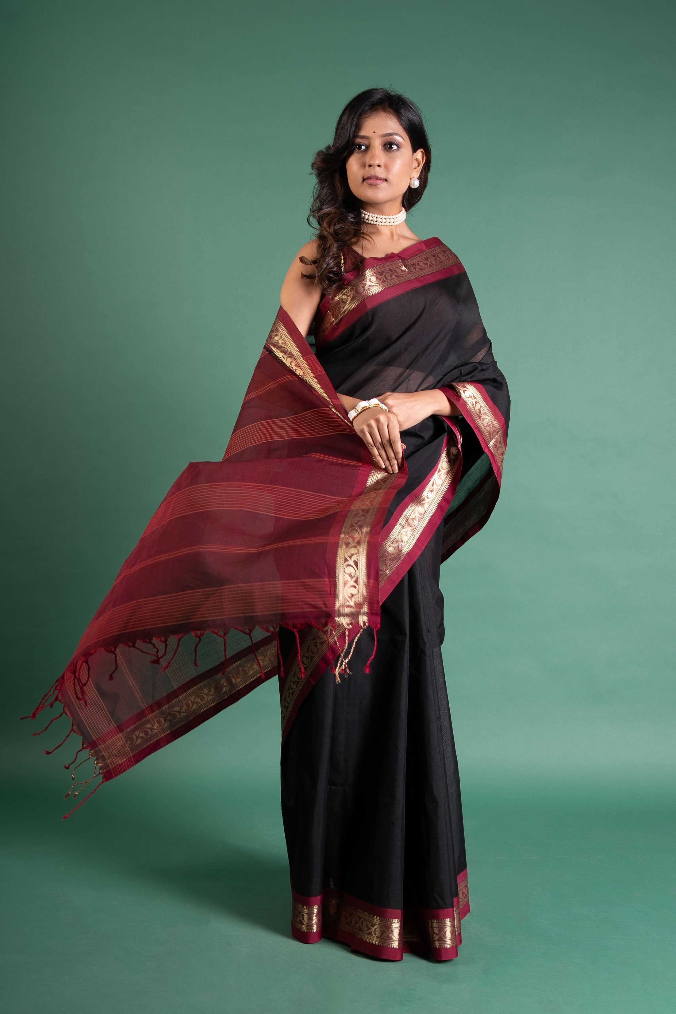 Noir Saptak Onyx-Maroon Bengal Handloom Cotton Saree