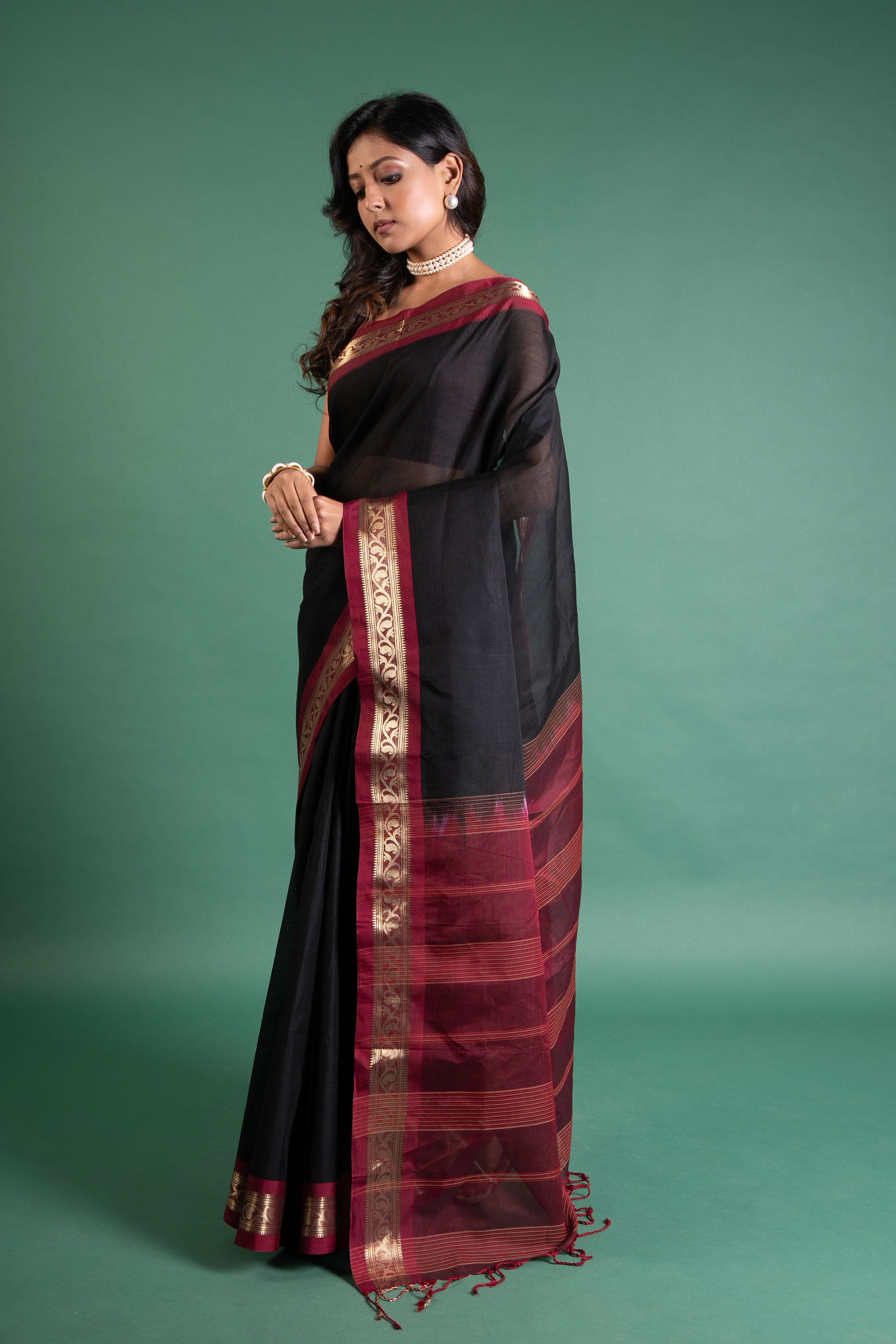 Noir Saptak Onyx-Maroon Bengal Handloom Cotton Saree
