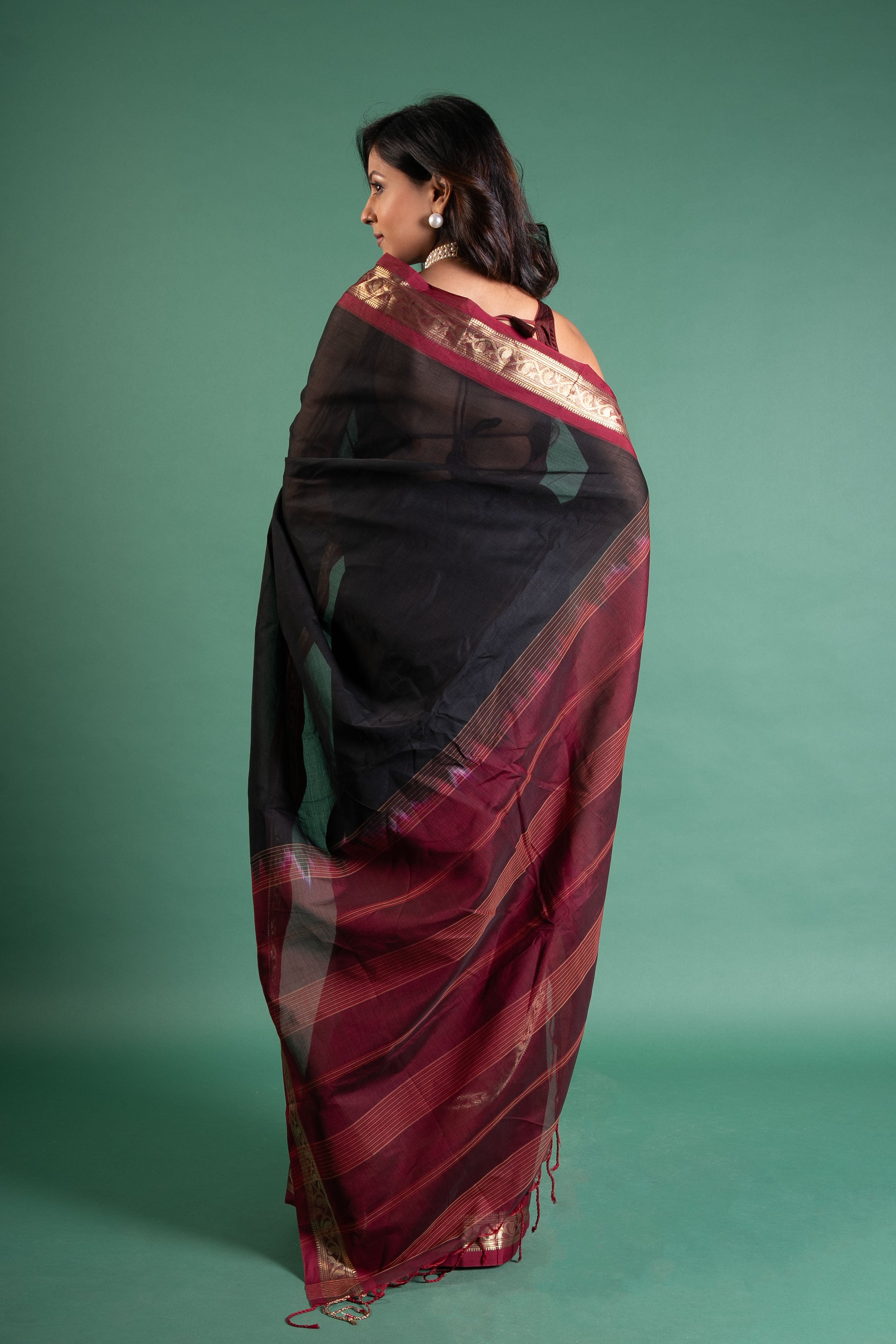 Noir Saptak Onyx-Maroon Bengal Handloom Cotton Saree