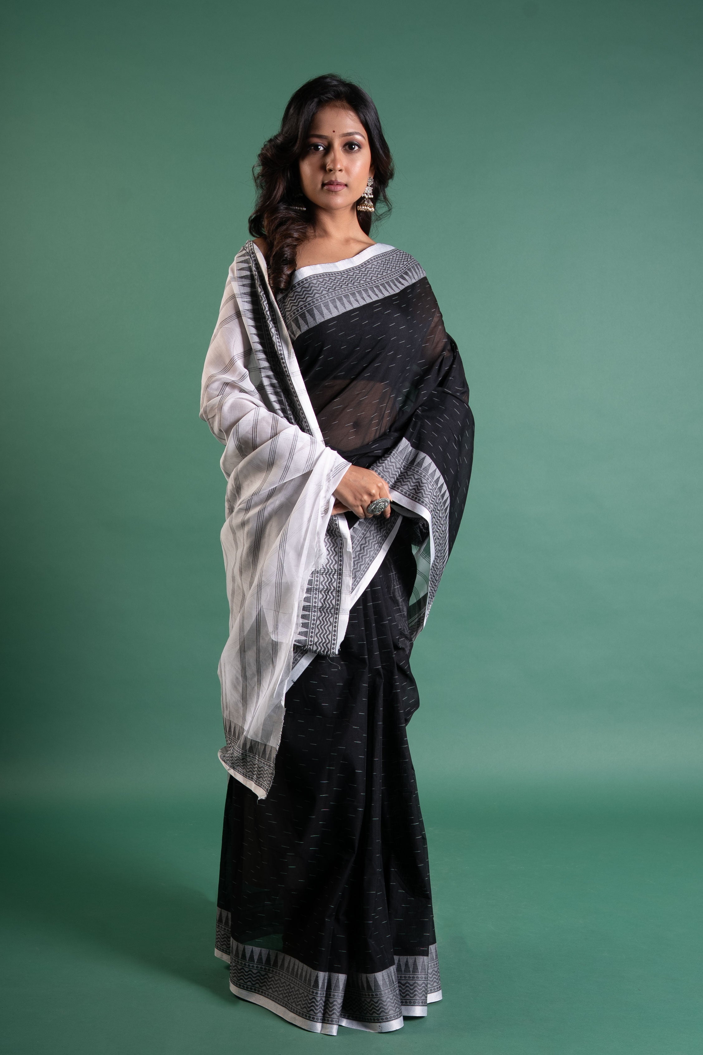Noir Whispers – Black & White Bengal Handloom Cotton Saree