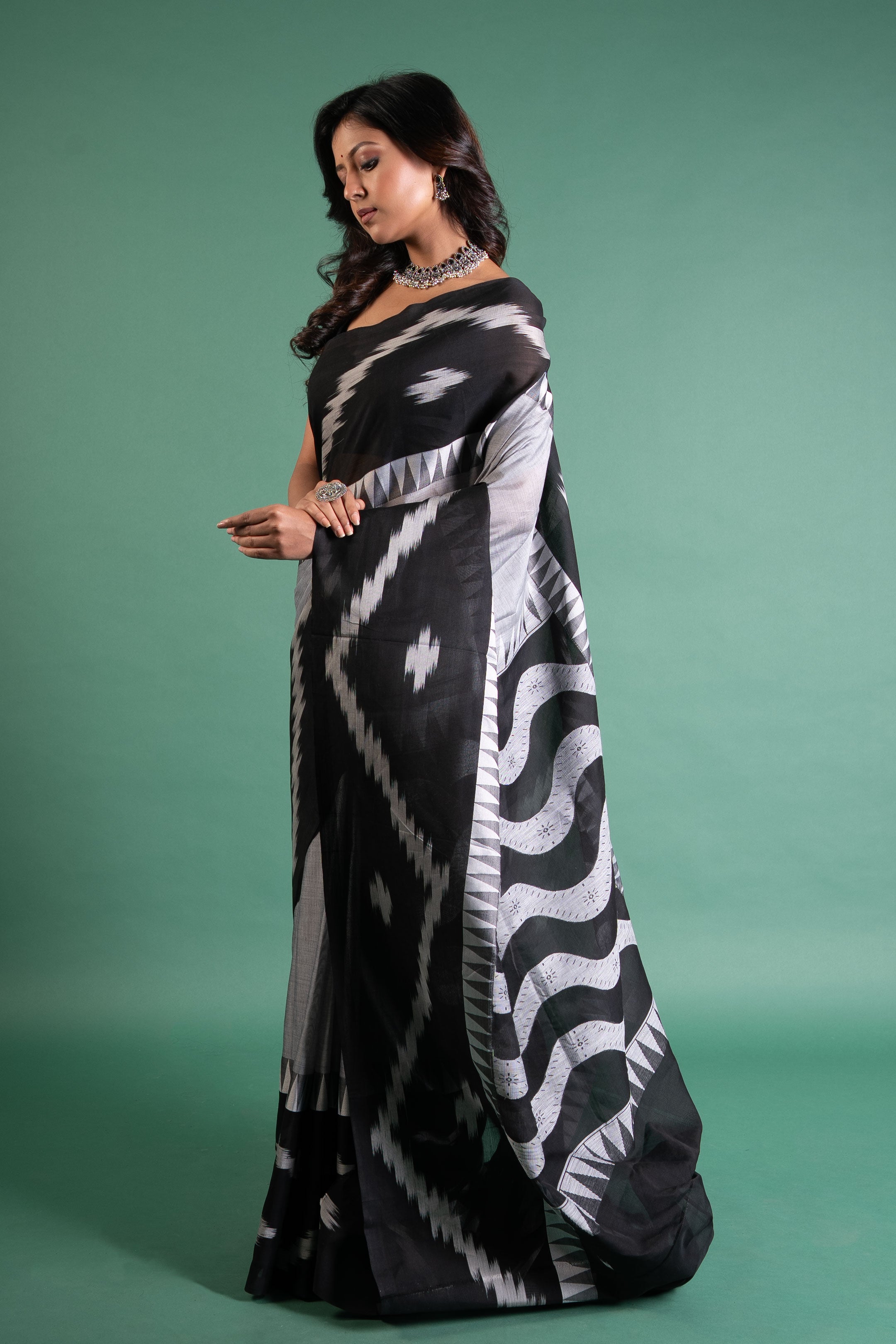 Noir Wave Ikat Bengal Handloom Cotton Saree