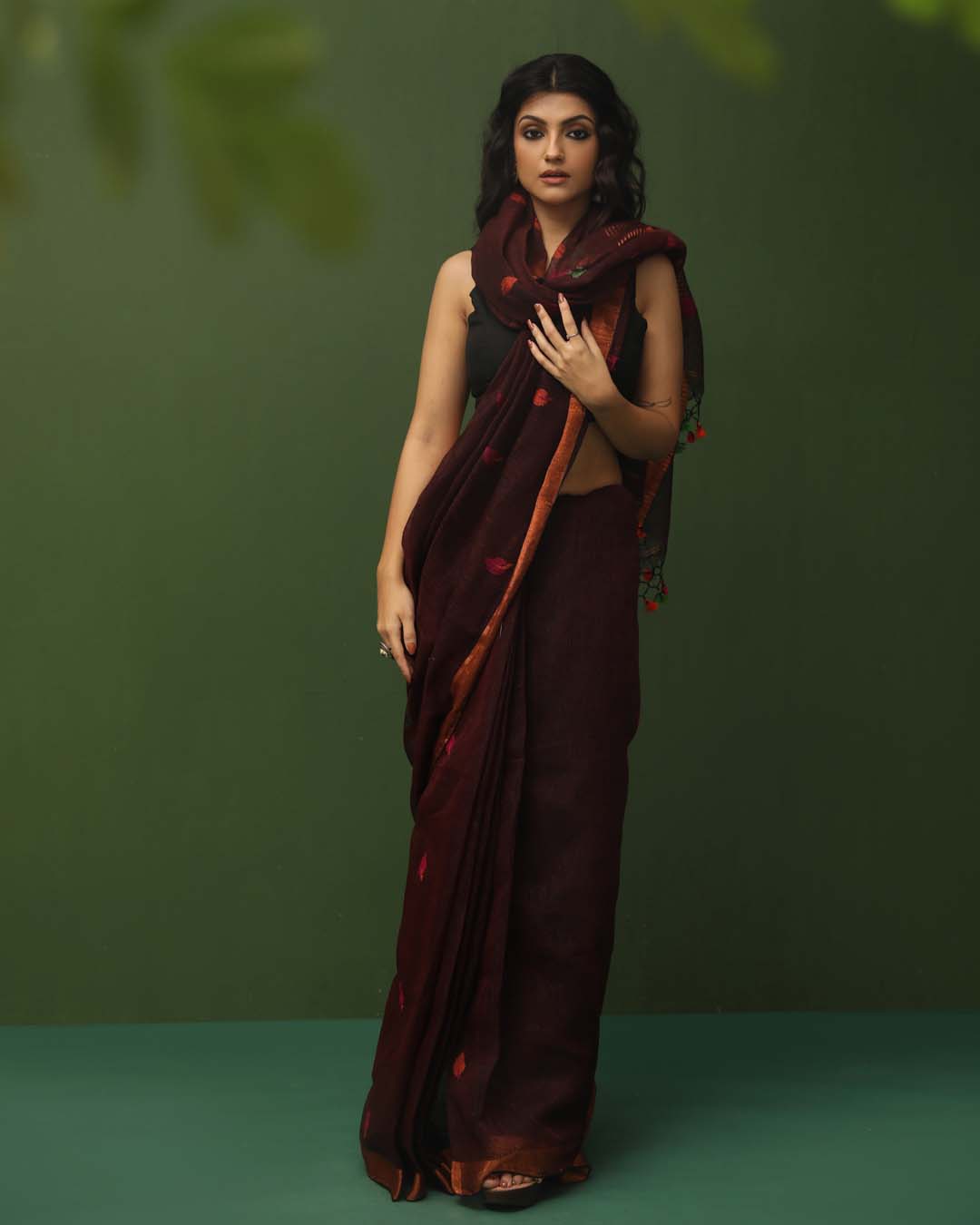 EARTHY ELEGANCE (HANDLOOM PURE LINEN SAREE)