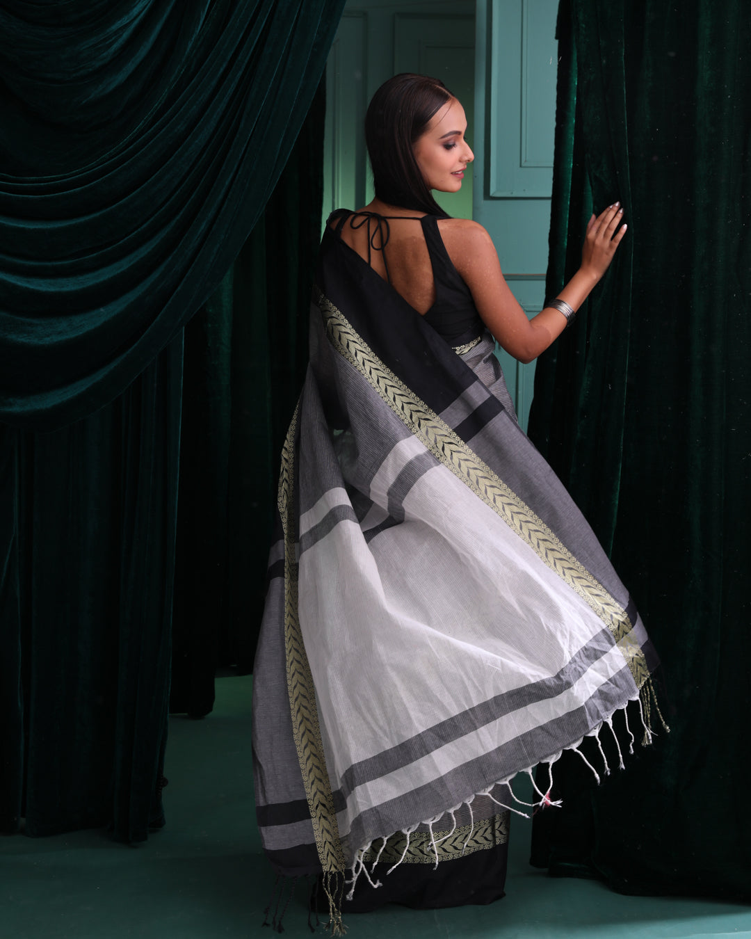 SUBTLE ELEGANCE (JAMDANI SAREE)
