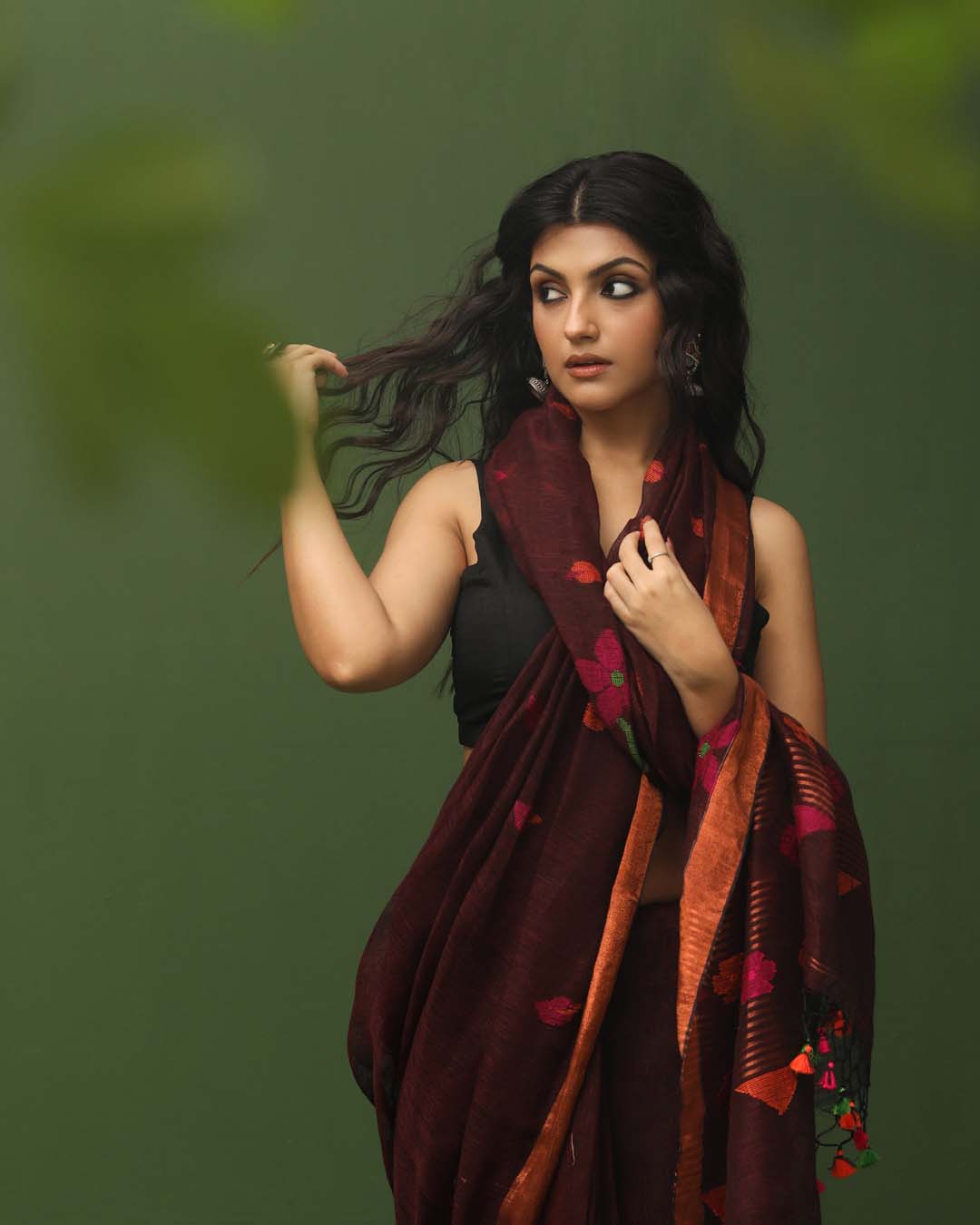 EARTHY ELEGANCE (HANDLOOM PURE LINEN SAREE)