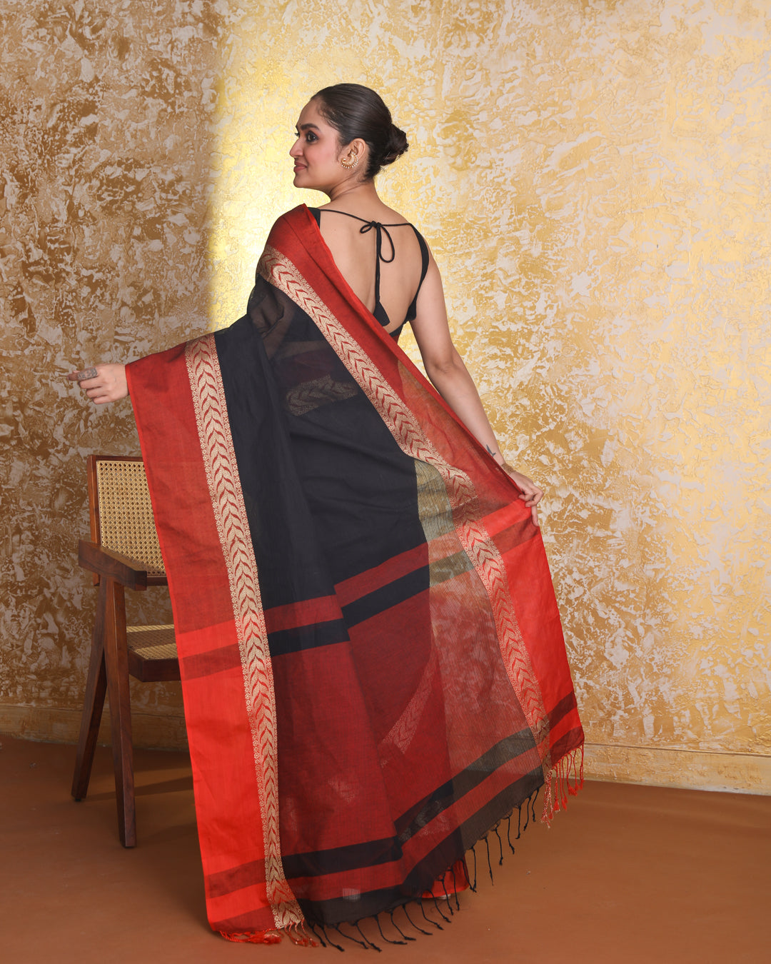EBONY ELEGANCE (JAMDANI  SAREE)