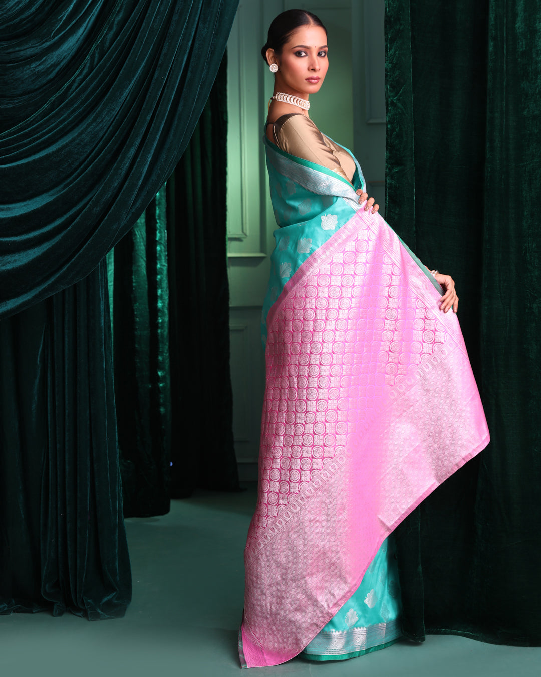 KANJEEVARAM GREEN WOVEN DESIGN TRADITIONAL WEAR  SAREE (KANJEEVARAM ART SILK SAREE)